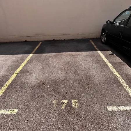 Superbe Studio, 200 M De La Mer, Climatise Avec Terrasse Et Parking Prive