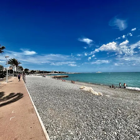 Superbe Studio, 200 M De La Mer, Climatise Avec Terrasse Et Parking Prive *