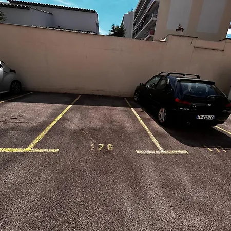 Appartement Superbe Studio, 200 M De La Mer, Climatise Avec Terrasse Et Parking Prive Cagnes-sur-Mer