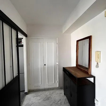 Superbe Studio, 200 M De La Mer, Climatisé Avec Terrasse Et Parking Privé *