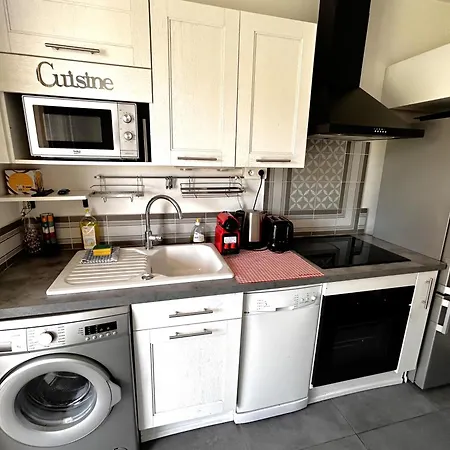 Appartement Superbe Studio, 200 M De La Mer, Climatise Avec Terrasse Et Parking Prive *