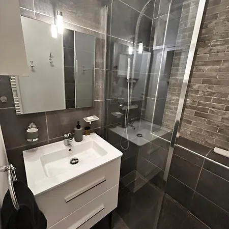 Superbe Studio, 200 M De La Mer, Climatisé Avec Terrasse Et Parking Privé