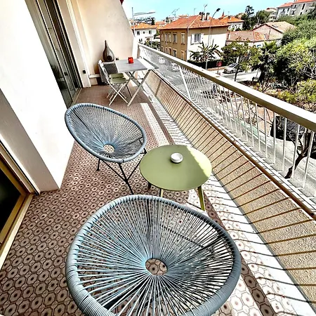 Superbe Studio, 200 M De La Mer, Climatisé Avec Terrasse Et Parking Privé