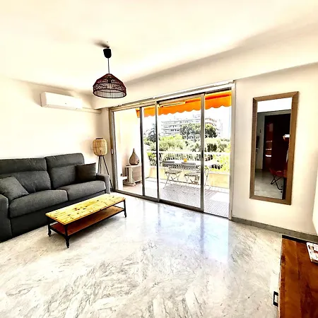 Superbe Studio, 200 M De La Mer, Climatisé Avec Terrasse Et Parking Privé